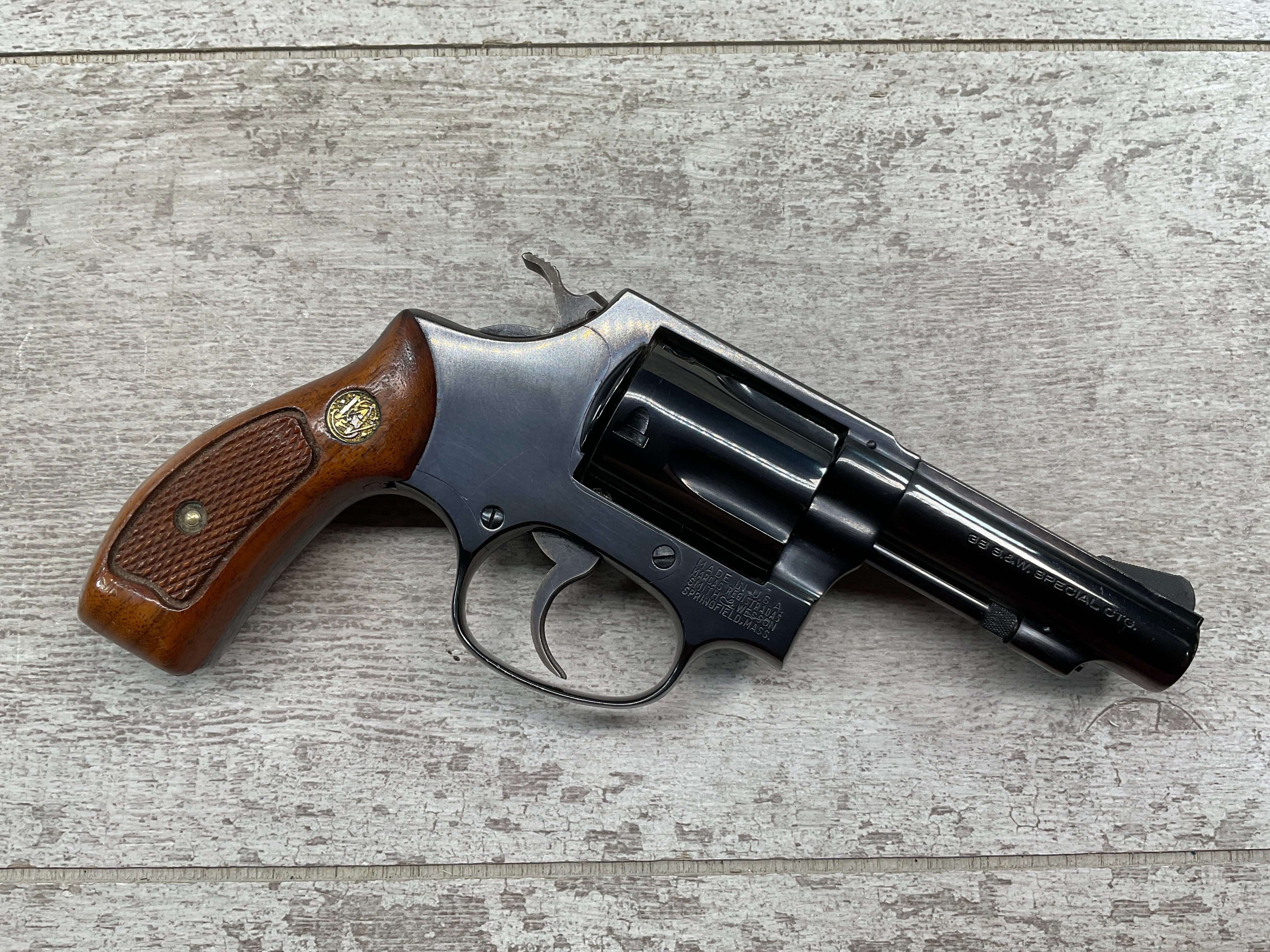マルシン　Smith & Wesson M36 Chiefs special Smith & Wesson Model 36 Chiefs Special .38 Revolver - YouTube
